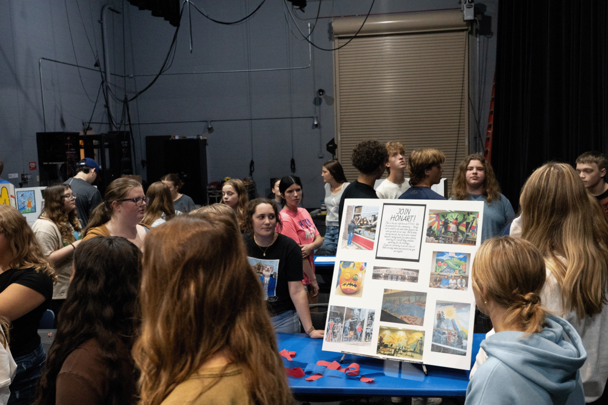 Students visit with Honart club at the FCHS Club Fair.