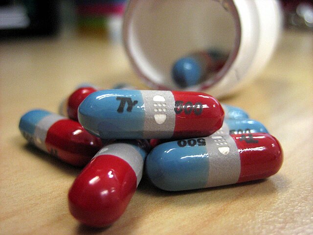 Image courtesy of Katy Warner, pile of rapid release tylenol capsules. CC-SA-2.0
